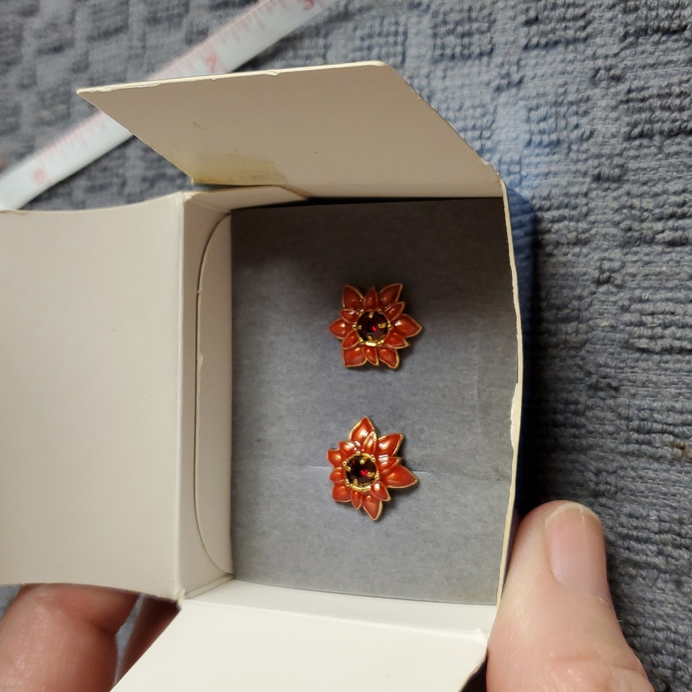Avon Happy Holidays Pierced Earrings Poinsettia Christmas 2004 New Old Stock - Picture 6 of 8
